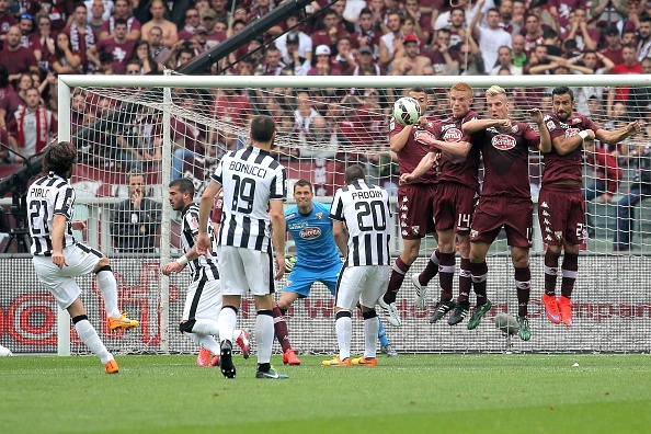 Pirlo sut phat dep mat, Juventus van thua Torino 1-2 hinh anh