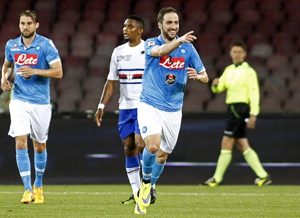 Higuain lap cu dup giup Napoli thang Sampdoria 4-2 hinh anh