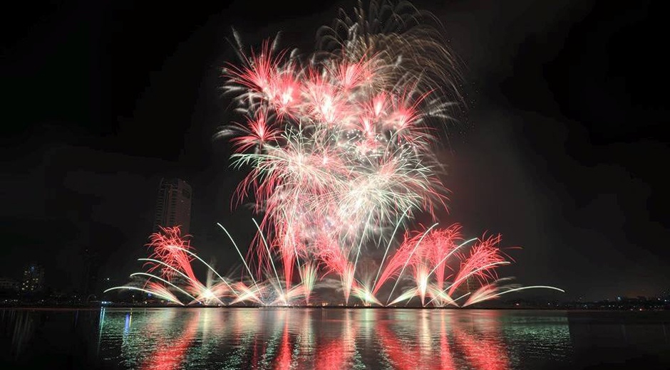 Phao hoa mo phong 4000 nam dung nuoc cua doi Viet Nam hinh anh