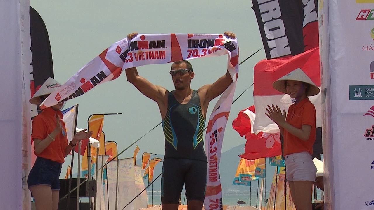 Nhung van dong vien dau tien ve dich cuoc thi Ironman 70.3 hinh anh