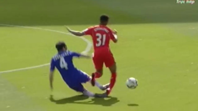 Pha vao bong rat nguy hiem cua Fabregas voi Sterling hinh anh