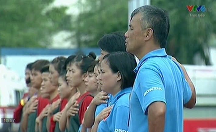 HLV Takasi gay an tuong khi hat quoc ca Viet Nam hinh anh