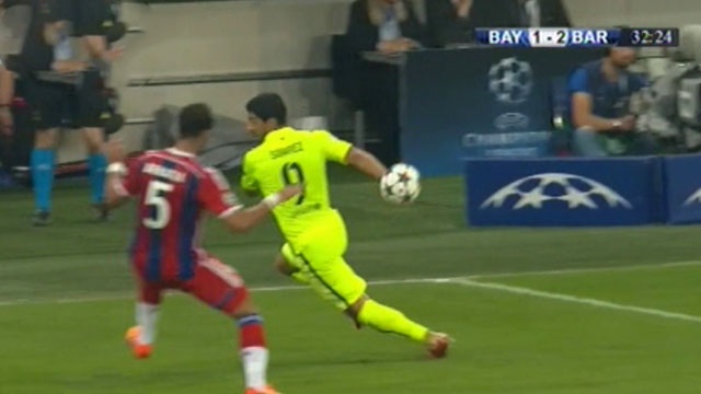 Pha qua nguoi dinh cao cua Luis Suarez hinh anh