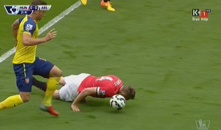 Tinh huong lieu minh pha bong cua Phil Jones hinh anh