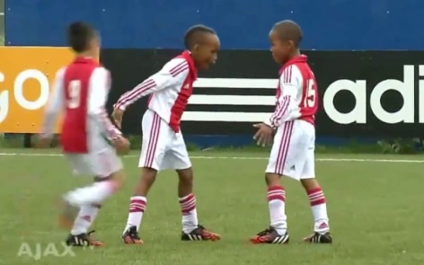 Cau thu nhi Ajax bat chuoc cach an mung cua Ronaldo hinh anh