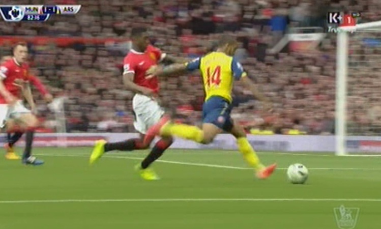 Ban thang may man cua Theo Walcott hinh anh