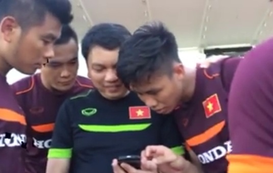 Cau thu doi tuyen Viet Nam xem U23 thi dau qua dien thoai hinh anh
