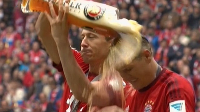 Cau thu Bayern tam bia an mung chuc vo dich hinh anh