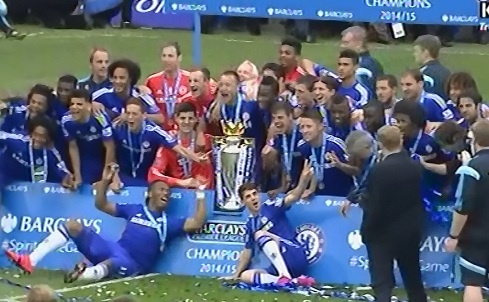 Cau thu Chelsea an mung chuc vo dich hinh anh