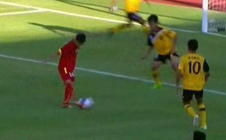 Ban thang dau tien cua Cong Phuong o SEA Games hinh anh