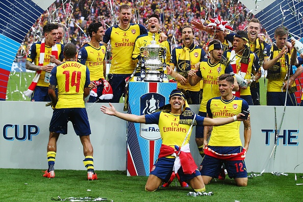 Cau thu Arsenal an mung khi bao ve thanh cong chuc vo dich hinh anh