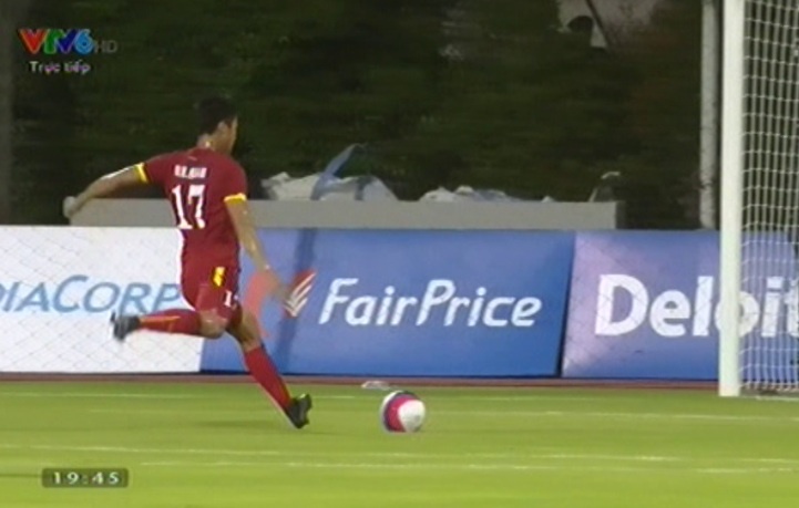 Hong Quan lanh lung ghi ban tu cham 11 m hinh anh