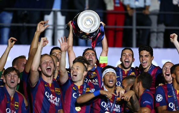 Cau thu Barcelona an mung chuc vo dich hinh anh