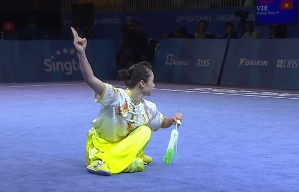 Nguoi dep wushu Duong Thuy Vi xuat sac doat HCV hinh anh