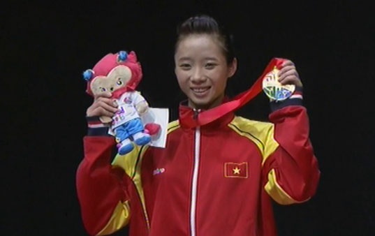 Thuy Vi rang ro khi mang ve HCV dau tien cho wushu Viet Nam hinh anh