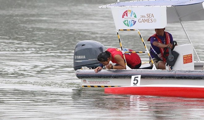 Nu VDV lat thuyen khoc khi ve dich hinh anh