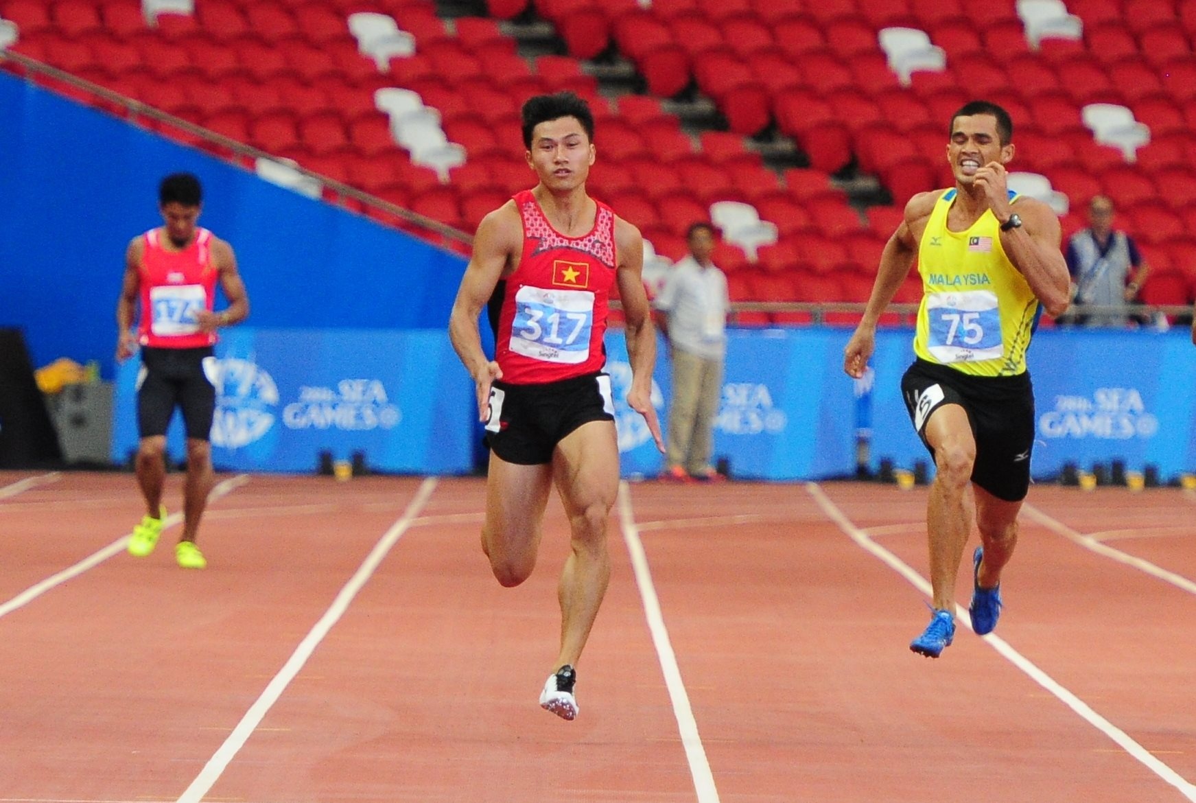 Le Trong Hinh ve nhat vong loai chay 200 m nam hinh anh