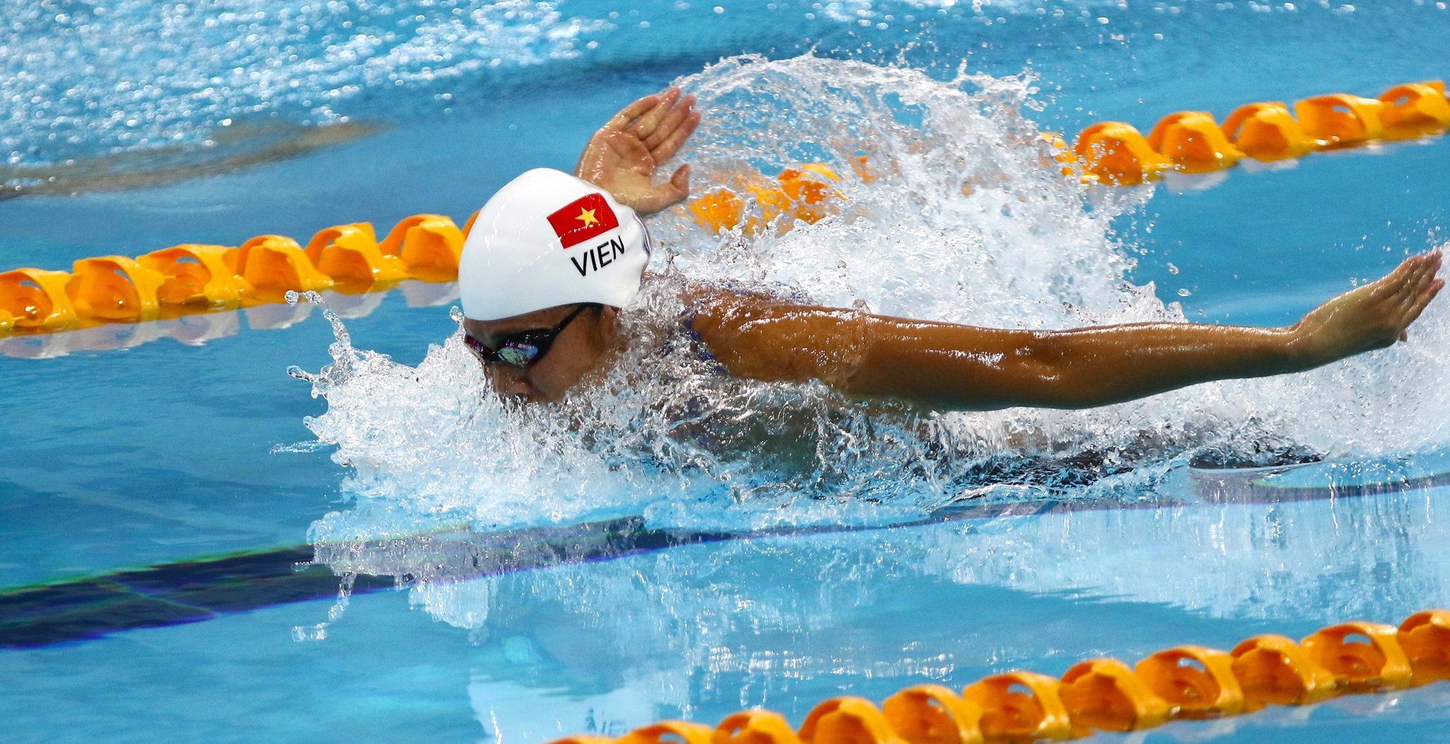 Anh Vien xep tren 2 VDV Singapore o vong loai 100 m boi buom hinh anh