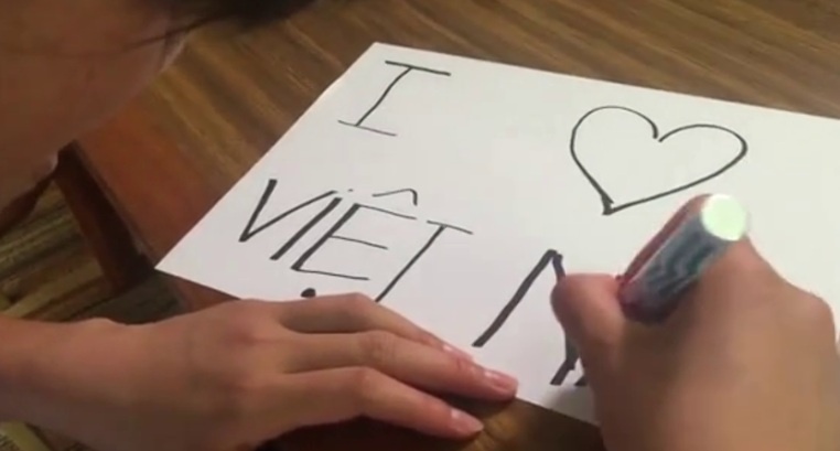 Anh Vien tra loi doc gia bang tieng Anh hinh anh