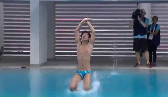 Man nhay cau hai huoc nhan toan diem 0 cua VDV Philippines hinh anh