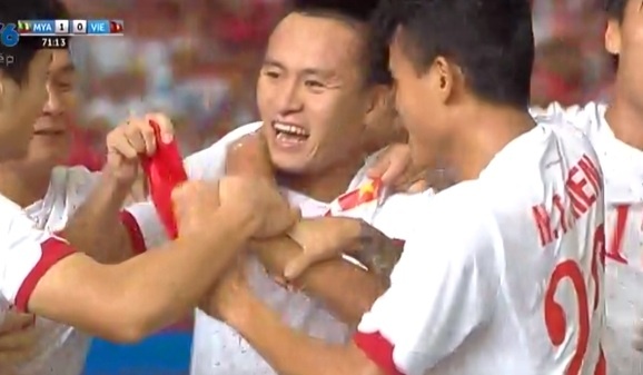 Huy Toan lap cong go hoa cho U23 Viet Nam hinh anh