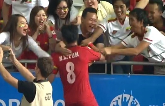 Cau thu Myanmar chay doc san, khoc nuc sau tran thang U23 VN hinh anh
