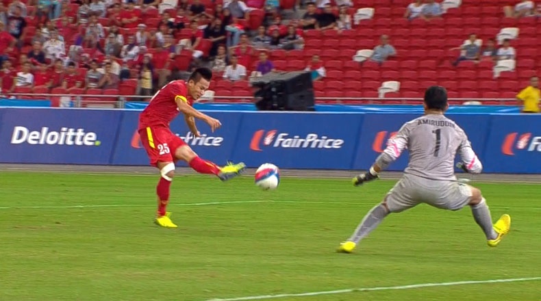 Huy Toan ghi ban sau duong choc khe cua Cong Phuong hinh anh