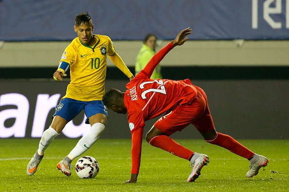 Neymar lien tiep tang bong qua dau doi thu hinh anh