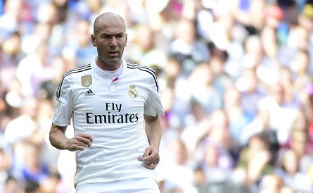 Huyen thoai Real Madrid danh bai huyen thoai Liverpool 4-2 hinh anh