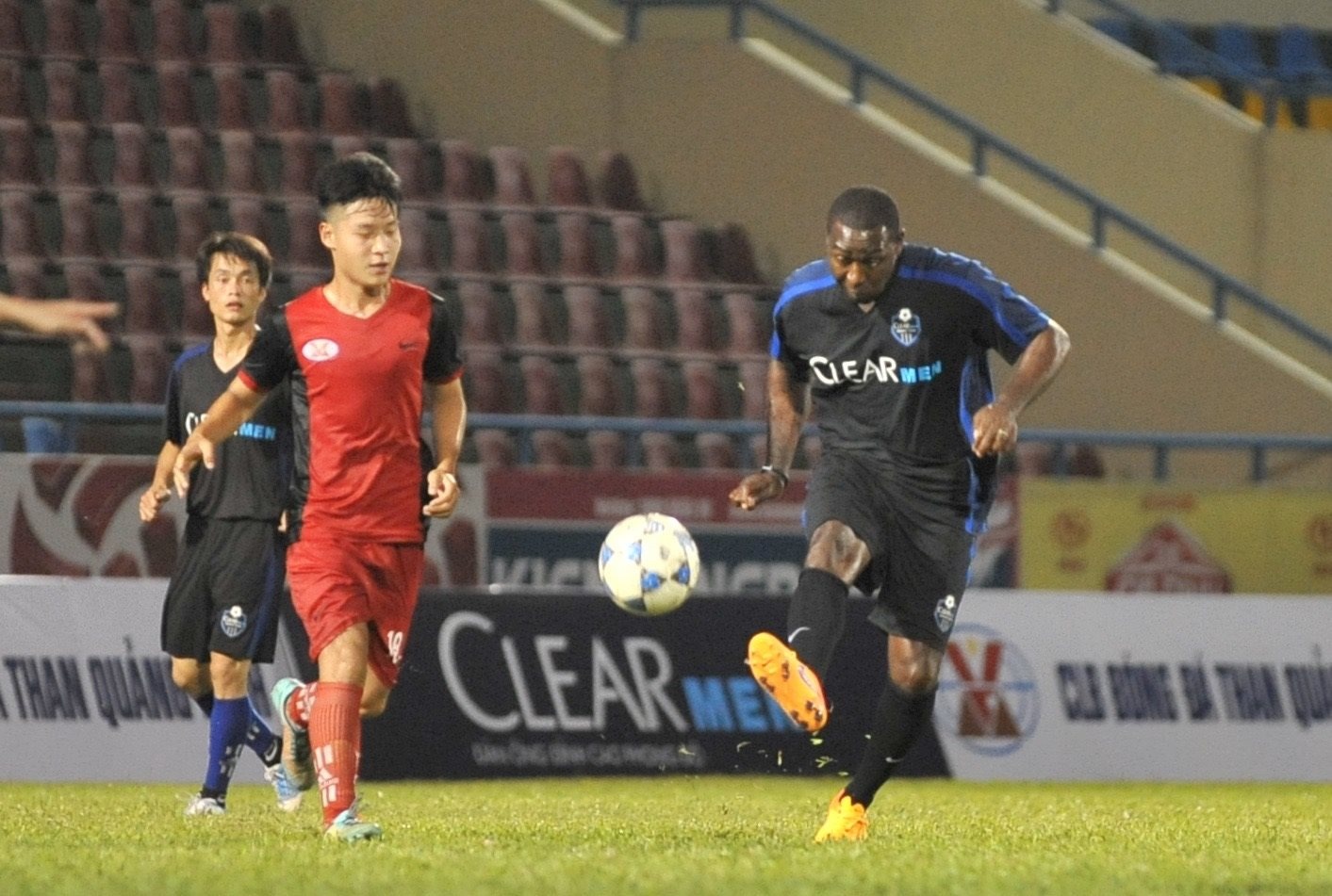 Tong hop tran dau: Than Quang Ninh 5-0 Andy Cole Team hinh anh