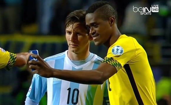 Cau thu Jamaica xin chup anh 'tu suong' voi Messi hinh anh