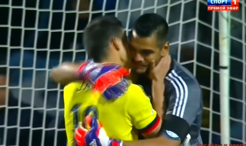 Hai huoc: James Rodriguez om thu mon Argentina an mung hinh anh