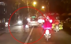 Thanh nien lang lach tong 2 xe may, suyt chui vao gam oto hinh anh