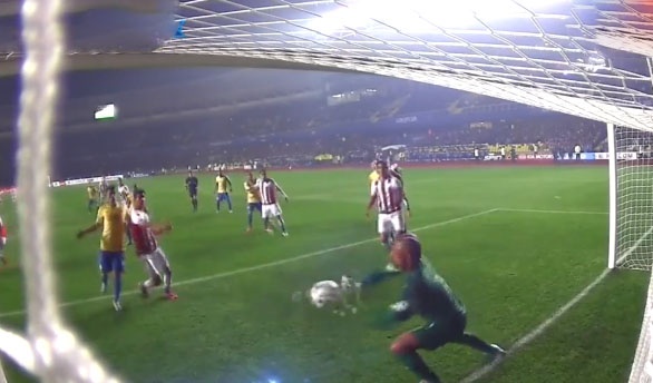 Thu thanh Jefferson cuu thua cho Brazil ngay tren vach voi hinh anh