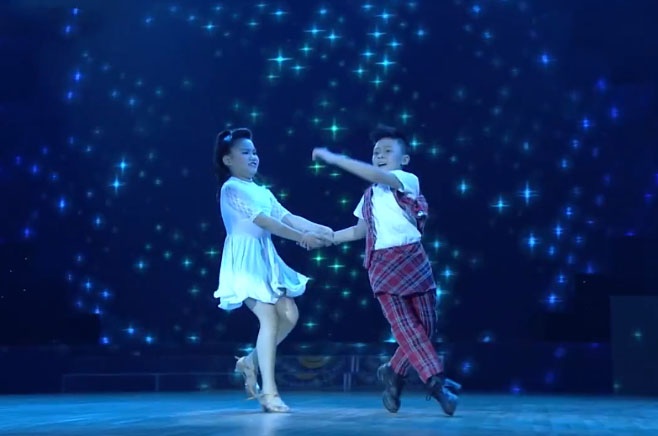 Be Long Khanh chinh phuc giam khao voi phan thi vui nhon hinh anh