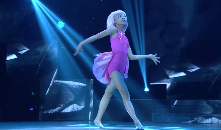 Be Thien Kim noi bat voi man mua duong dai hinh anh