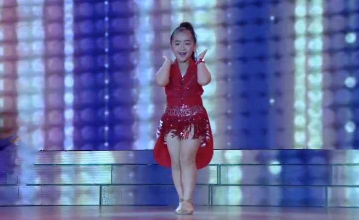 Giam khao phat cuong voi phan trinh dien cua be Thuy Duong hinh anh