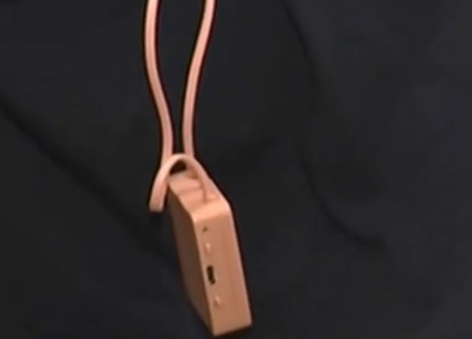 Bat qua tang hai nguoi doc bai giai vao phong cho thi sinh hinh anh