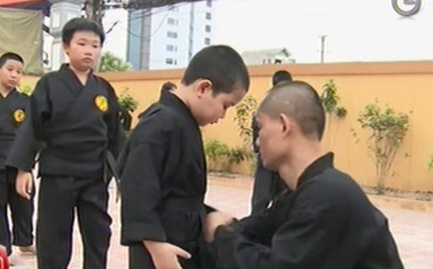 Lop day vo mien phi cho tre em giua san dinh hinh anh