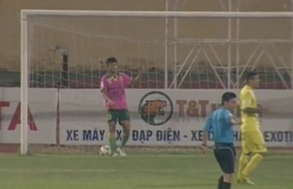 Pha da phan luoi nha hai huoc hiem thay o V.League hinh anh