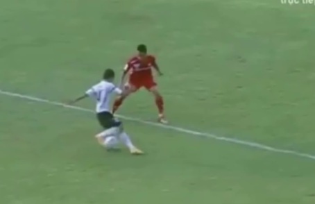 Pha qua nguoi ngau hung cua cau thu V.League hinh anh