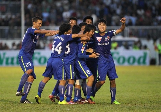 Cau thu Hoang Anh Gia Lai an mung phan khich sau chien thang hinh anh