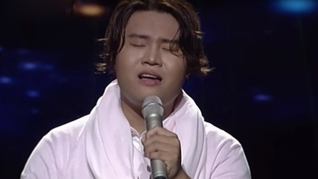 Quoc Vuong trinh bay ca khuc 