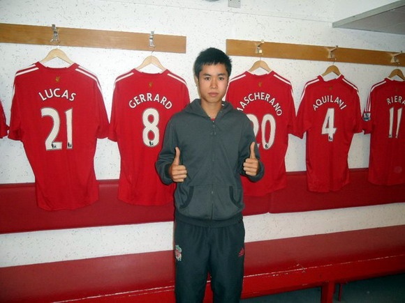 'Hoang tu bong da Viet' o Liverpool di da phui hinh anh