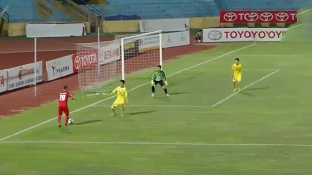 Ban thang o goc cuc hep cua cau thu Thanh Hoa hinh anh