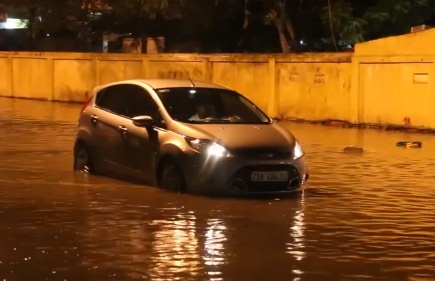 Mua lon khien duong pho Ha Long ngap nang hinh anh