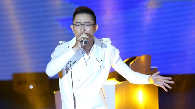 Dang Quang the hien ca khuc  'You're Not Alone' hinh anh