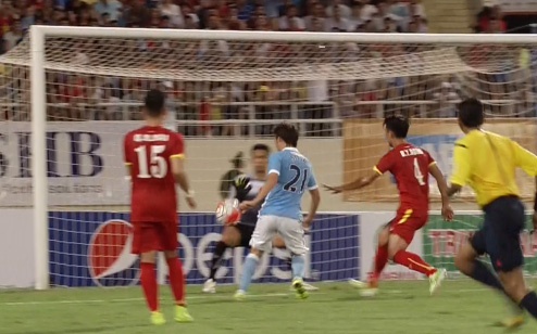 Pha lop bong tinh te cua David Silva hinh anh