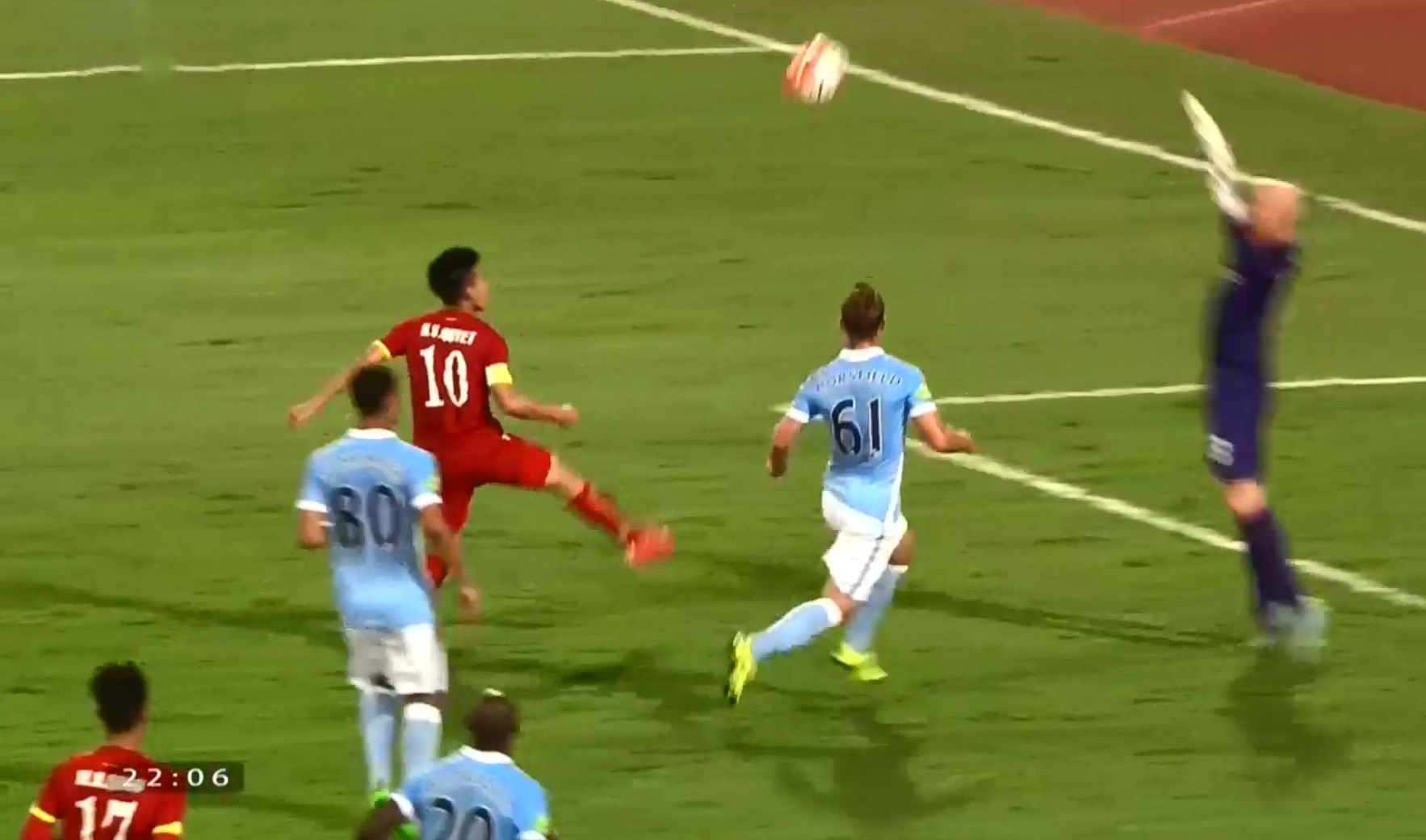 Ban thang cua Van Quyet vao luoi Man City hinh anh