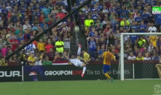 Pha tung nguoi moc bong hai huoc cua Falcao hinh anh